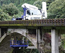 橋梁点検車を導入