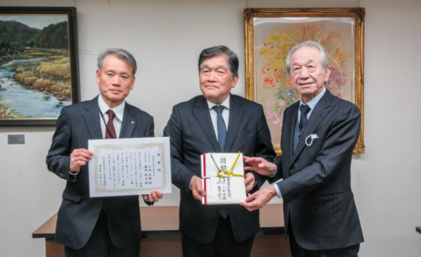  目録贈呈式（左から弊社社長、中島理事長様、弊社会長）