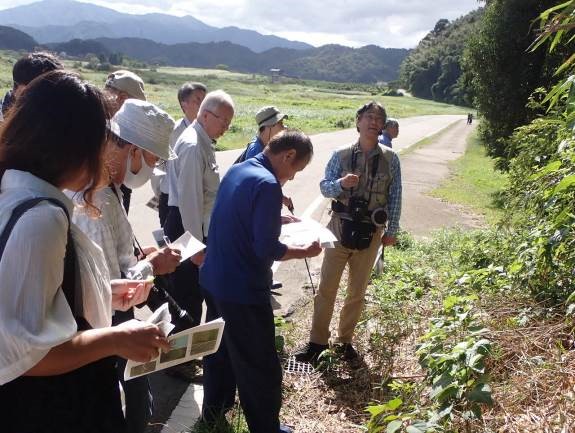 植物の説明の様子