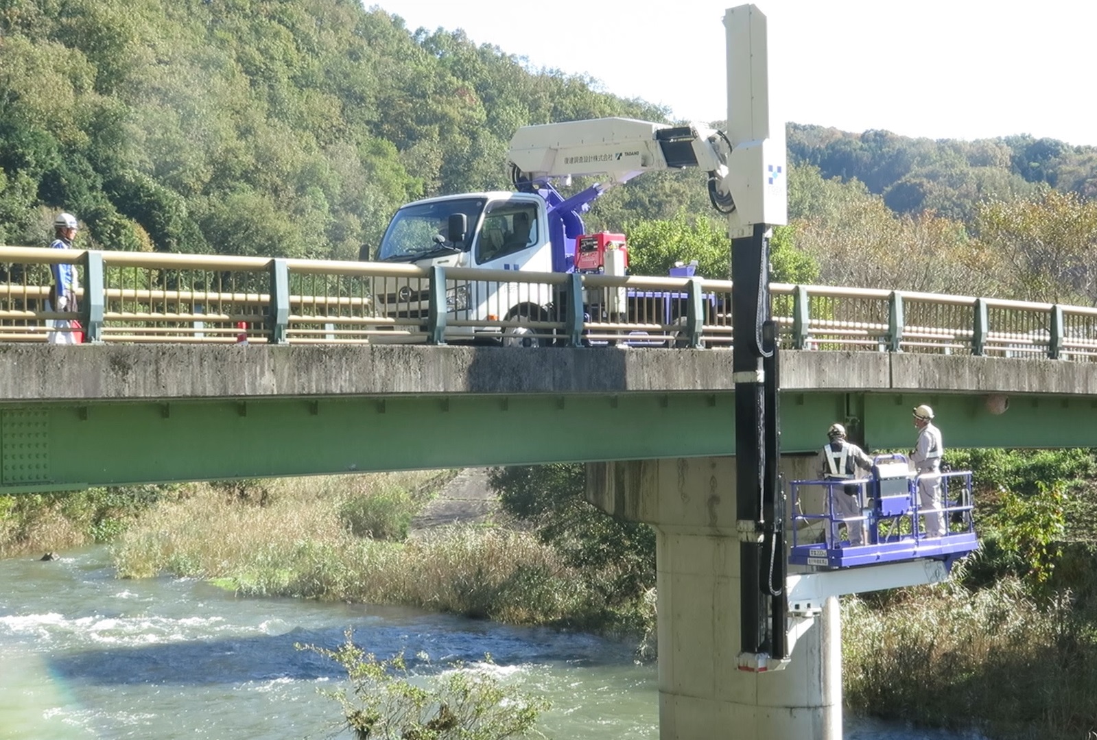 橋梁点検車による既設橋梁点検（広島県内）