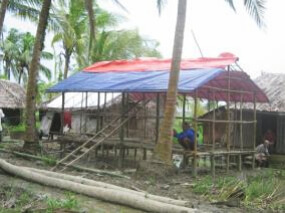 弊社ヤンゴン事務所のローカルスタッフによる被災者への住居建築支援（ミャンマー国イラワジ管区）